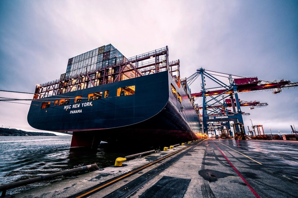 Großes Containerschiff am Hafen
